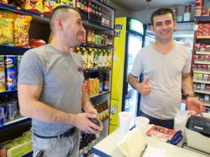 Kioskinhaber Amir Ay bedient Handwerker aus der Nachbarschaft