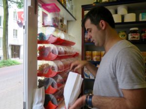 Kioskinhaber Amir Ay stellt mir ein schönes Tütchen zusammen
