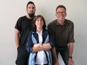 Foto oben v.l.n.r.: Stefan Seibert (Allgemeiner Vollzugsdienst), Beate Schmid-Große (Lehrerin) und Georg Dannöhl (Diplom-Sozialarbeiter)