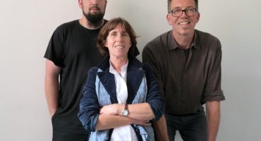 Foto oben v.l.n.r.: Stefan Seibert (Allgemeiner Vollzugsdienst), Beate Schmid-Große (Lehrerin) und Georg Dannöhl (Diplom-Sozialarbeiter)